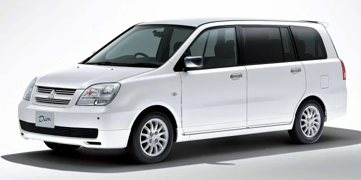 2002 Mitsubishi Dion generation CR0 Facelift