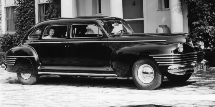 1940 Chrysler Imperial Crown Imperial Sedan 5.3 Semi-Automatic, 4-speed